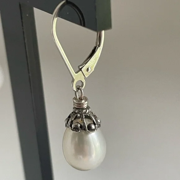 Sterling silver earrings with pearl dangles - Picture 4 of 4